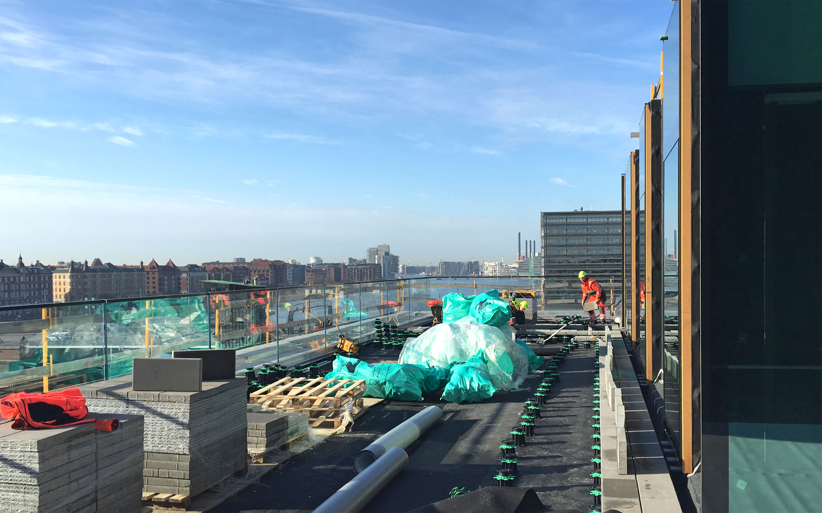 Terrace slabs are laid on pedestals.